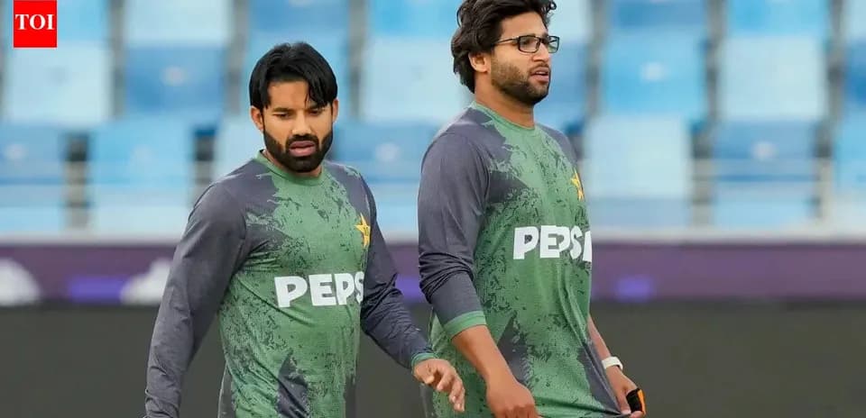 Jugadores de Pakistán caminando en el campo de entrenamiento