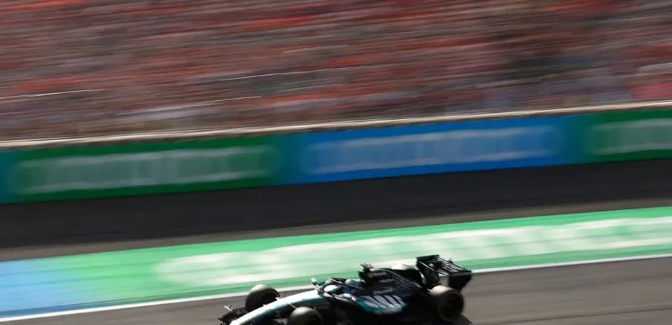 Coche de Fórmula 1 en plena carrera