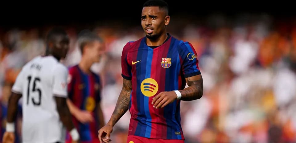 Jugador de Barcelona en el campo durante el partido