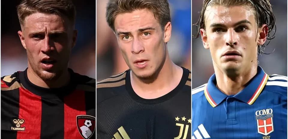 Tres jugadores de fútbol en uniformes de clubes diferentes