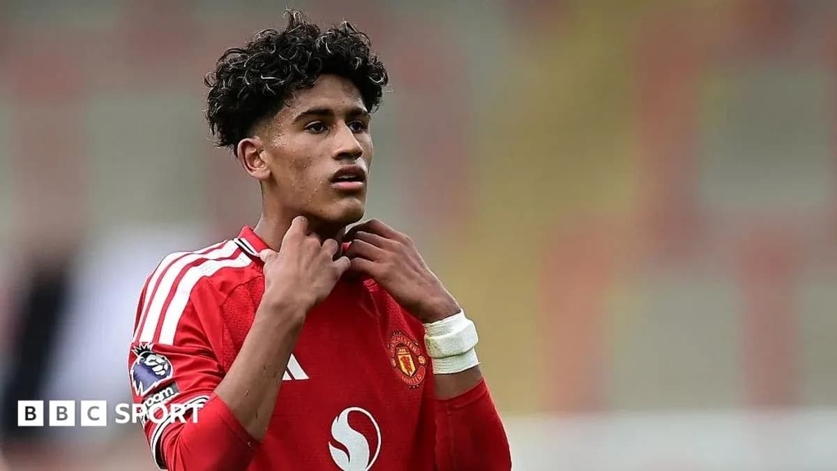 Jugador de Manchester United ajustándose la camiseta