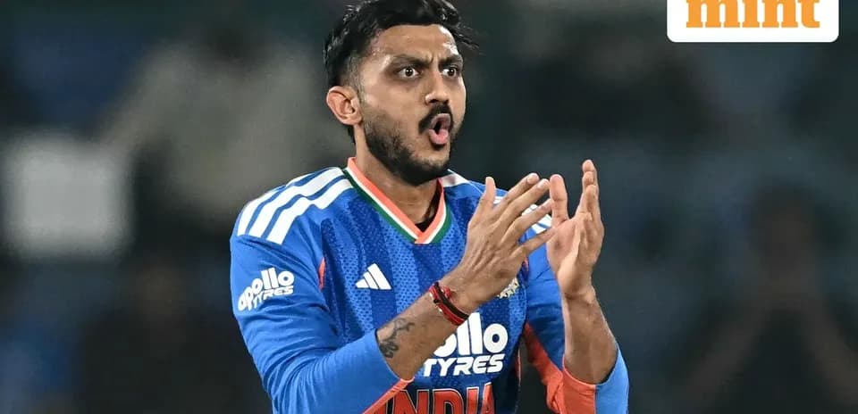 Jugador de cricket de India animando en el partido