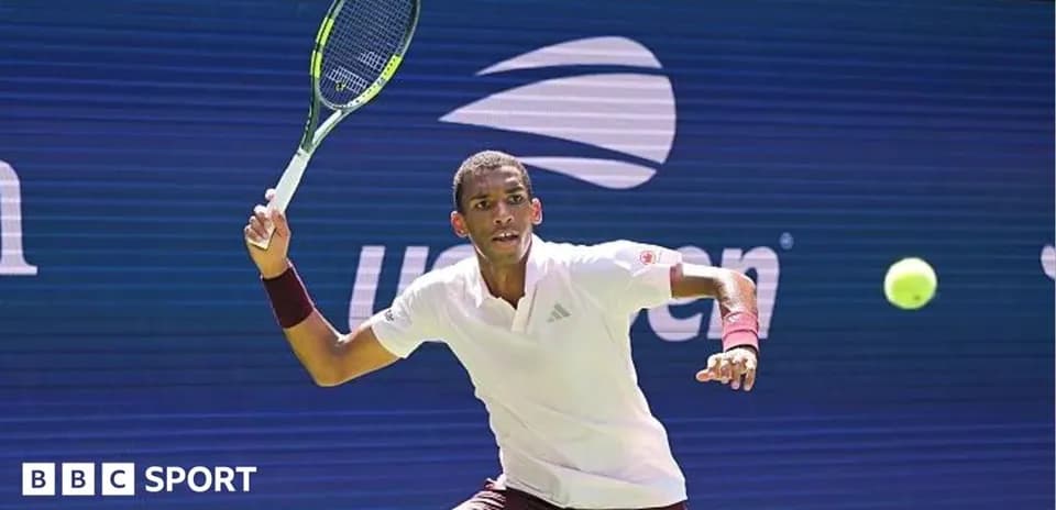 Jugador de tenis golpeando una pelota en la cancha