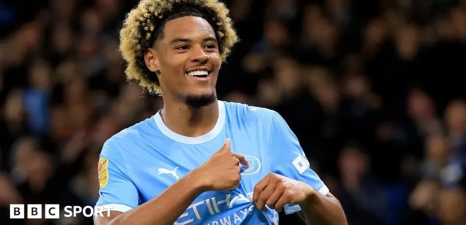 Jugador de Manchester City celebrando con gesto positivo
