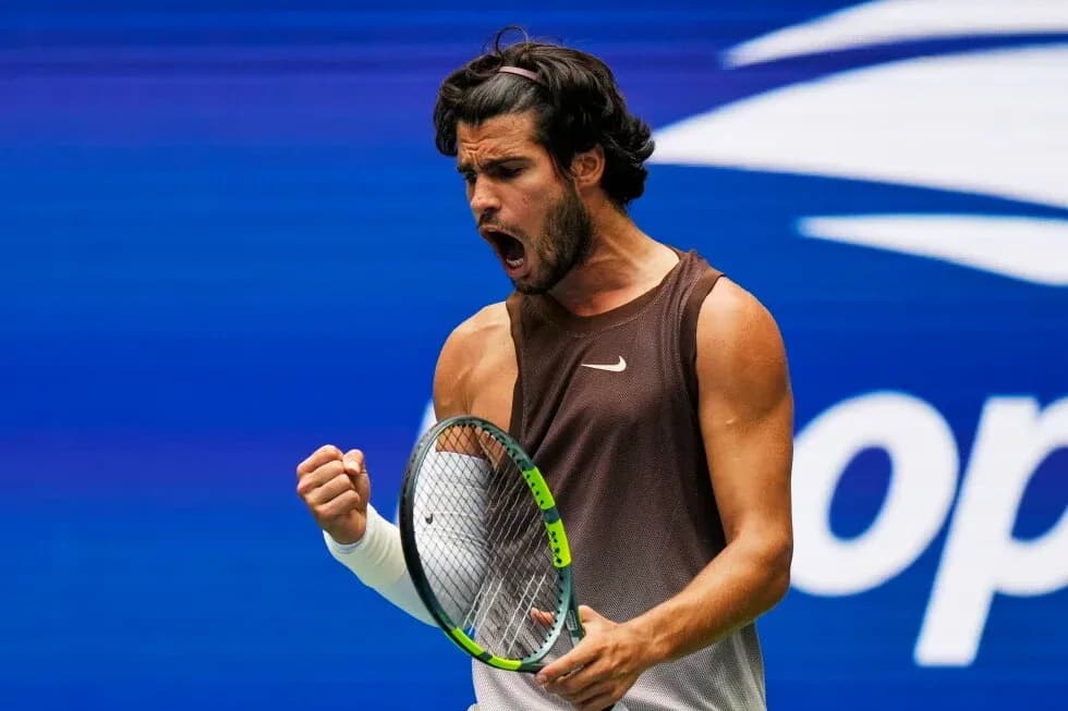 Jugador de tenis celebrando en la cancha
