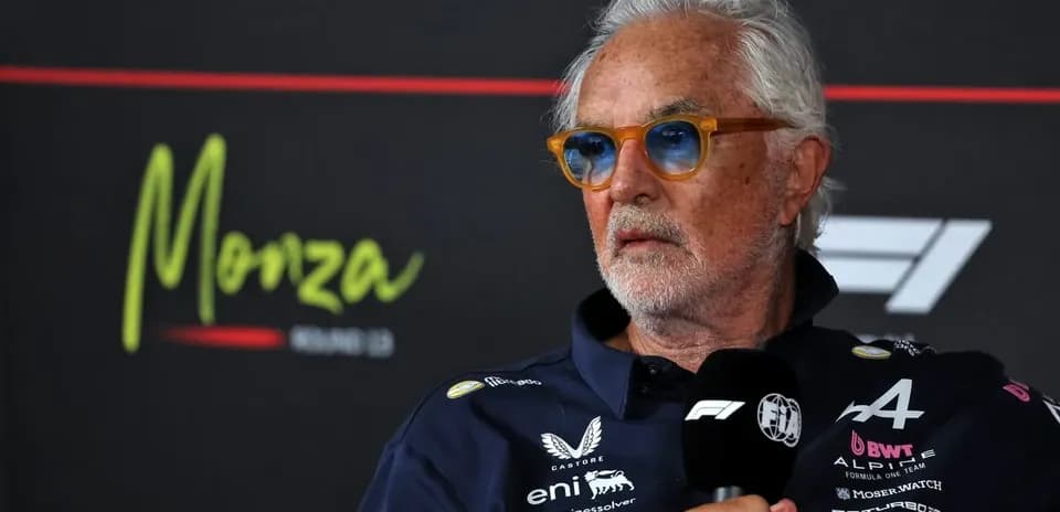 Hombre hablando en conferencia de prensa en Monza
