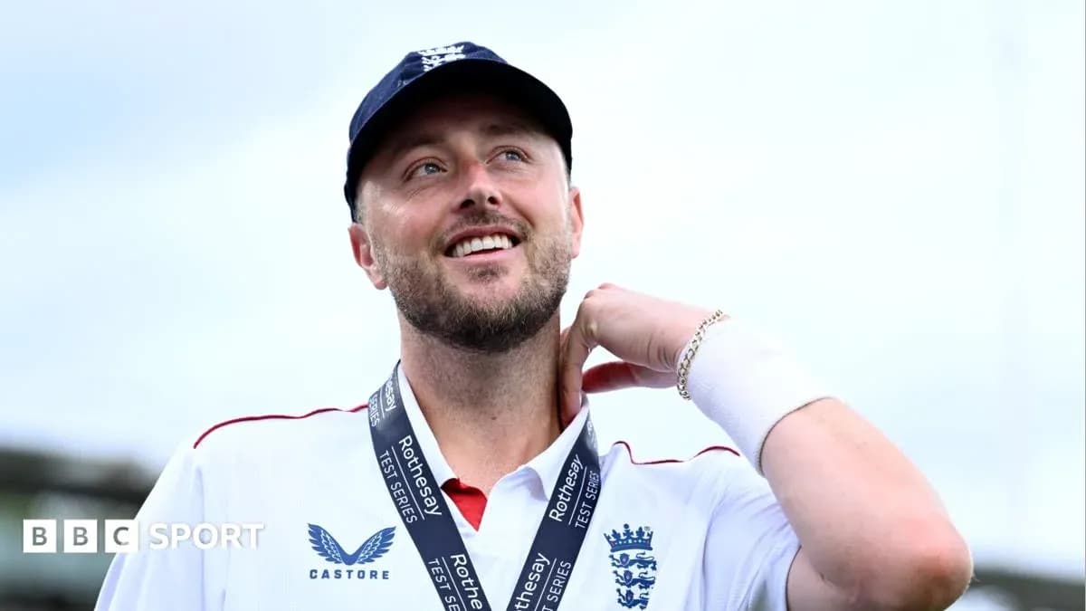 Jugador de cricket con medalla sonriendo en el campo