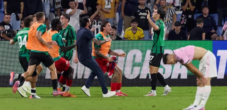 Jugadores de Sassuolo celebrando en el campo de juego