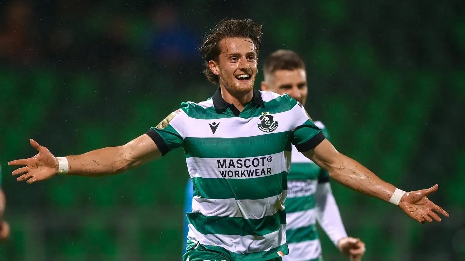 Jugador celebrando un gol con brazos extendidos