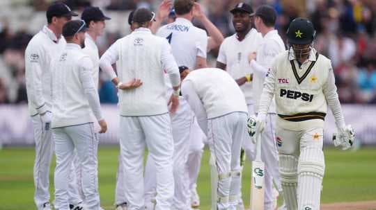 Jugadores celebrando la salida de un bateador en cricket