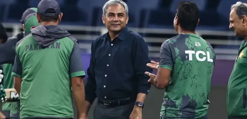 Entrenador hablando con jugadores del equipo Pakistaní