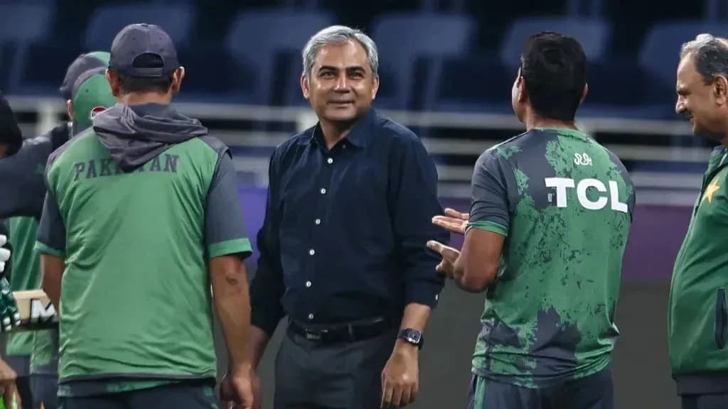 Entrenador hablando con jugadores del equipo Pakistaní