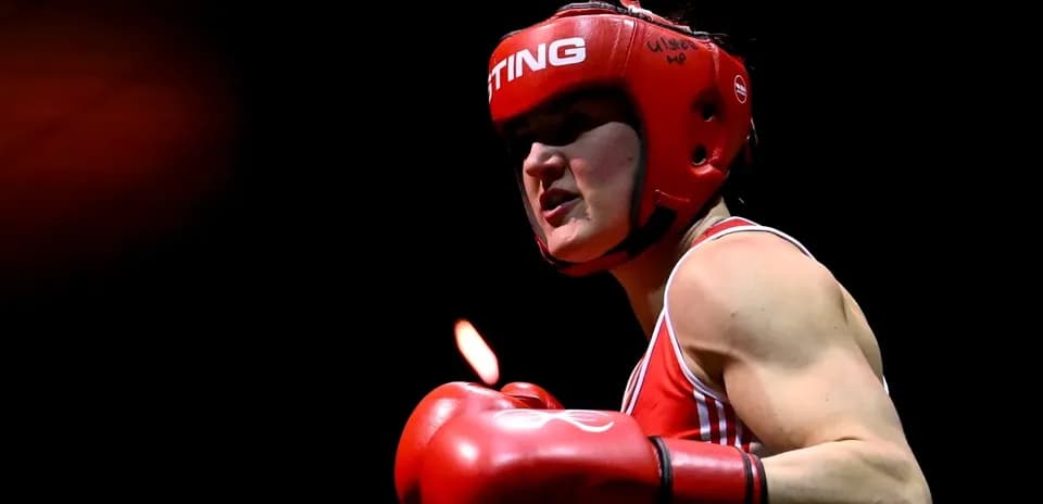 Boxeadora con guantes rojos en el ring