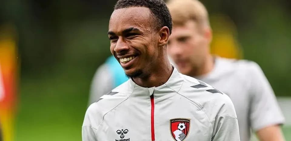 Jugador de Bournemouth sonriendo durante entrenamiento