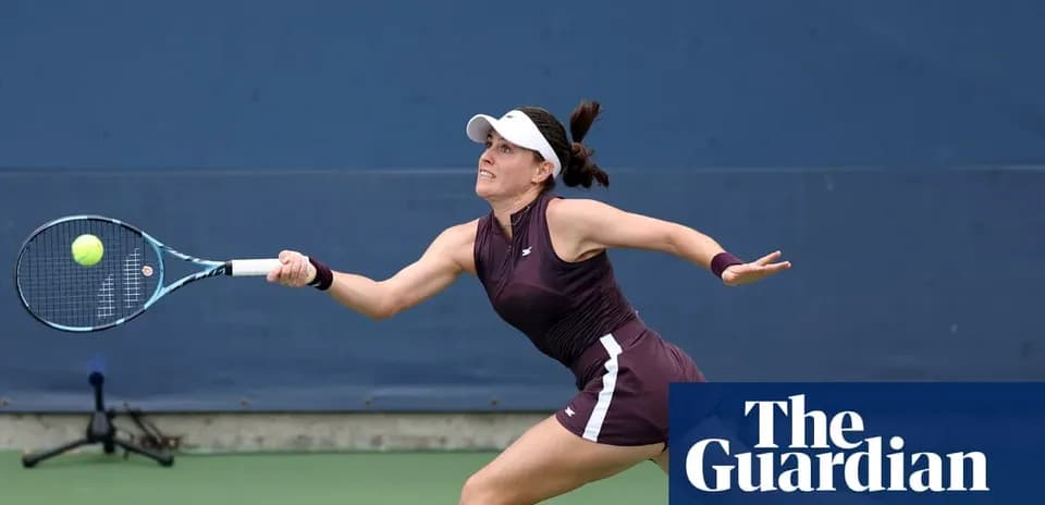 Jugadora de tenis golpeando la pelota en la cancha