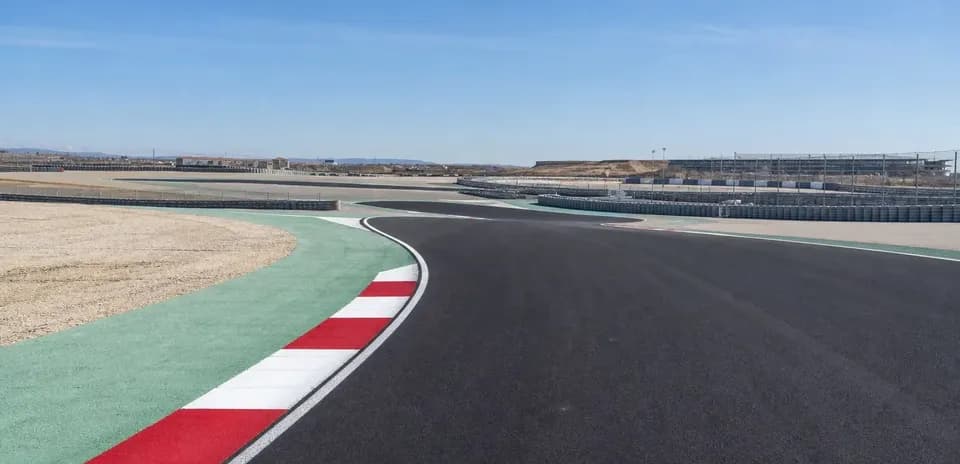 Curva del circuito de carreras con gradas al fondo