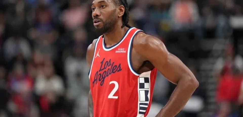 Jugador de baloncesto con uniforme de Los Ángeles