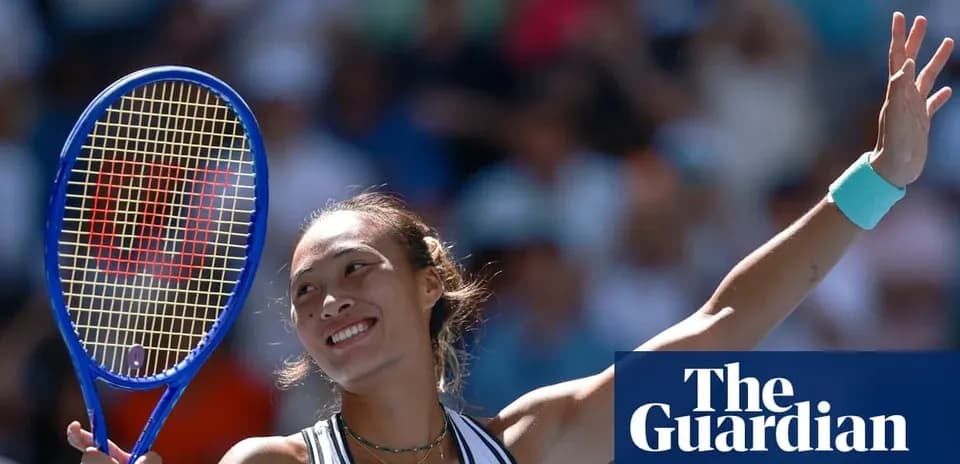 Jugadora de tenis celebrando con raqueta levantada