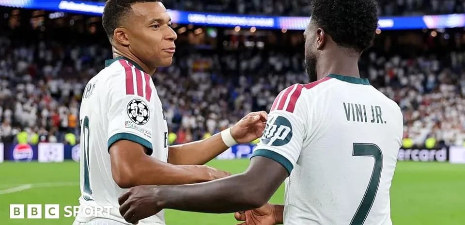 Mbappé y Vinícius Jr. celebrando en el campo