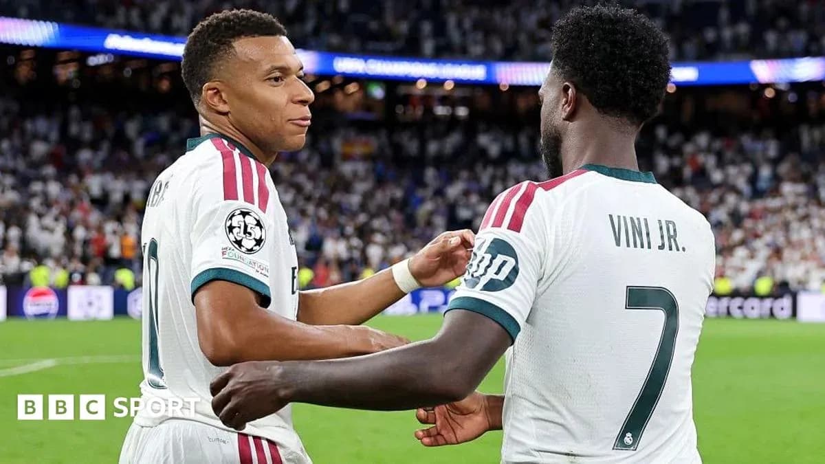 Mbappé y Vinícius Jr. celebrando en el campo