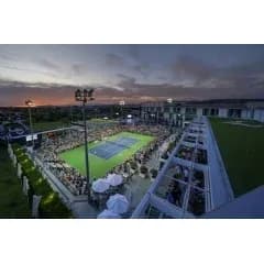 Vista general de un torneo de tenis al atardecer