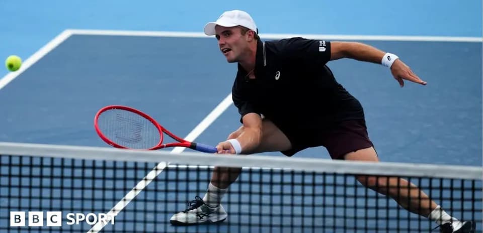 Jugador de tenis alcanzando una pelota en la cancha