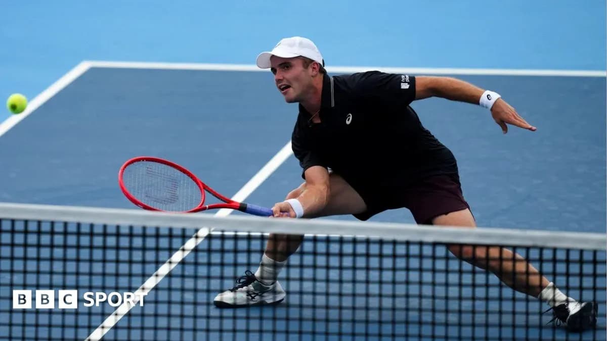 Jugador de tenis alcanzando una pelota en la cancha