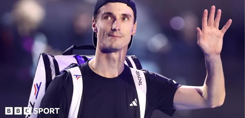 Jugador de tenis saludando con mochila en el hombro