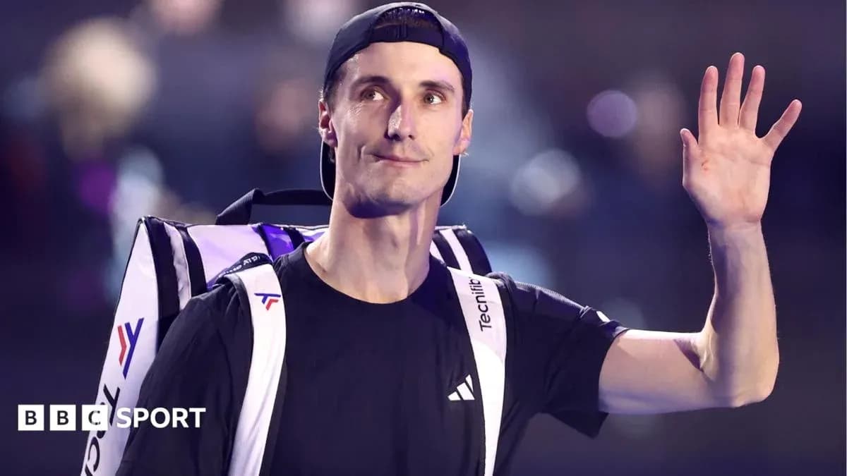 Jugador de tenis saludando con mochila en el hombro