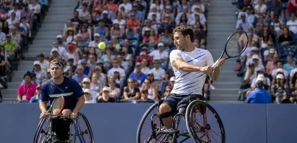 Jugadores de tenis en sillas de ruedas en partido