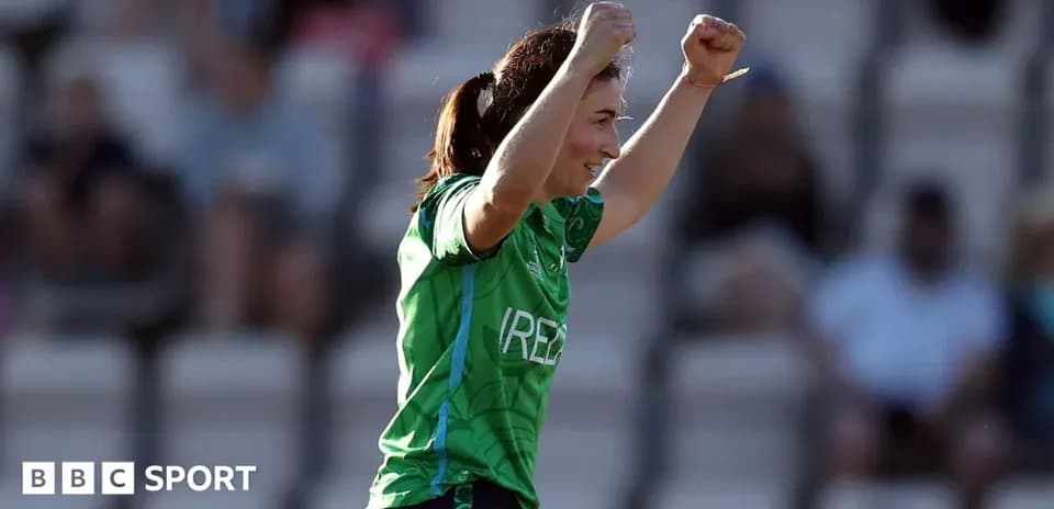 Jugadora de Irlanda celebra con los brazos levantados