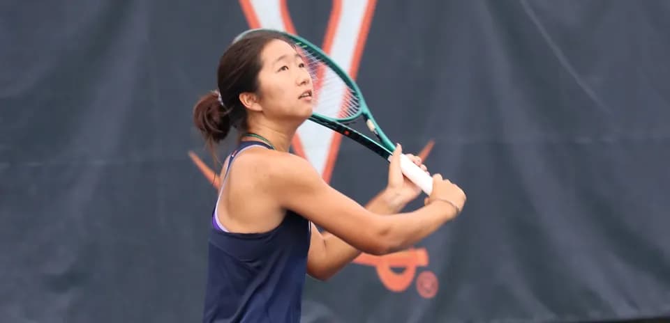 Jugadora de tenis preparándose para golpear la pelota