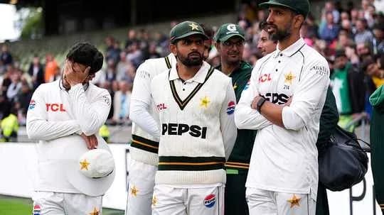 Jugadores de cricket de Pakistán en el campo