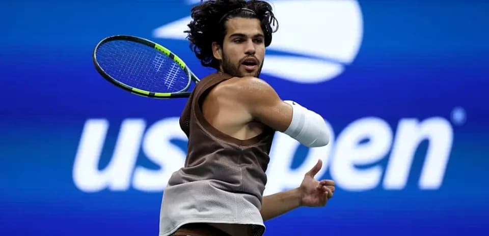 Jugador de tenis golpeando la pelota en US Open