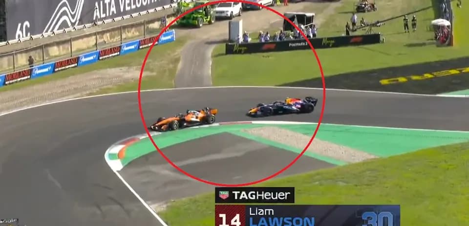 Dos coches de Fórmula 1 compitiendo en curva