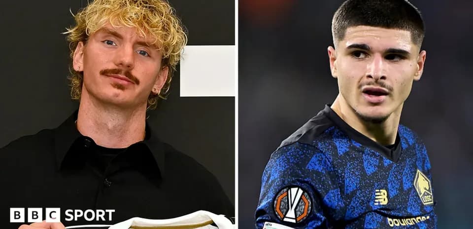 Dos jugadores posando para fotos en diferentes contextos
