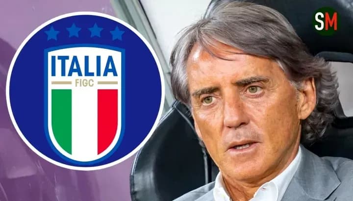 Roberto Mancini con el escudo de Italia de fondo
