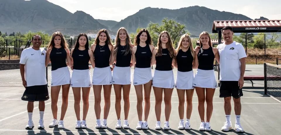 Equipo femenino de tenis posando en la cancha