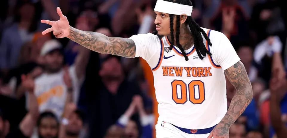 Jugador de los New York Knicks señalando al público