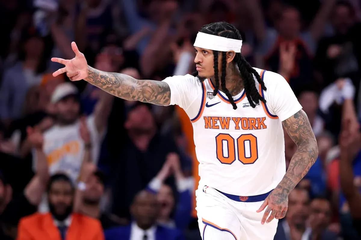 Jugador de los New York Knicks señalando al público