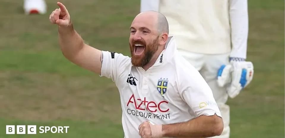 Jugador de cricket celebrando tras un wicket