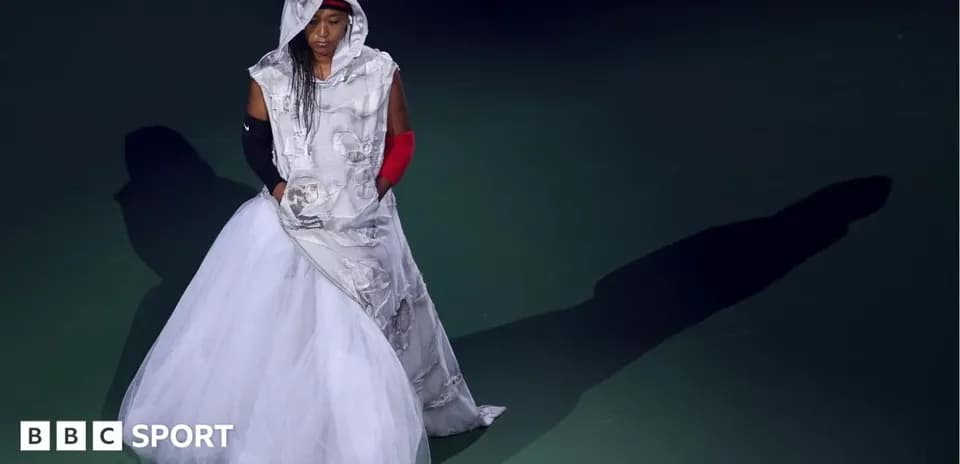 Naomi Osaka luciendo un vestido en la pasarela