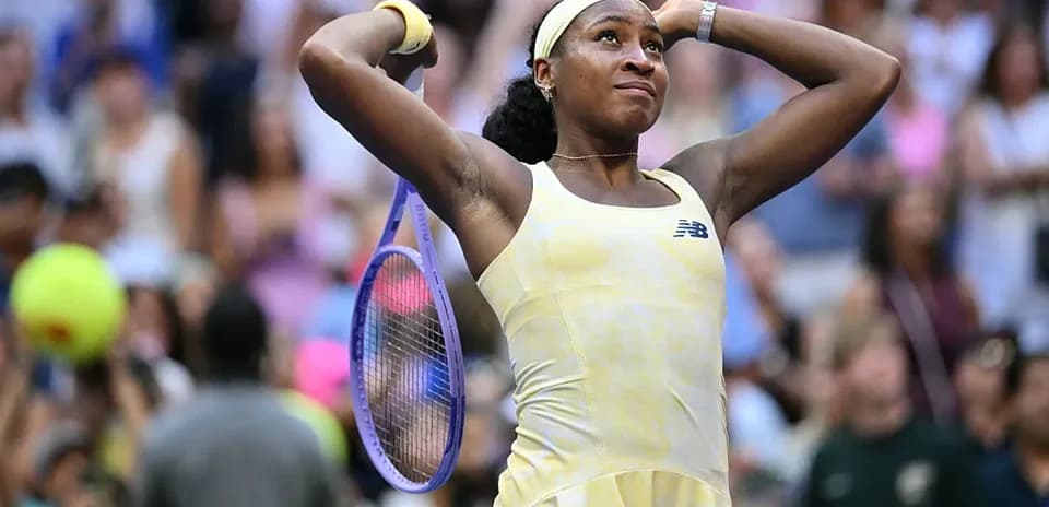 Coco Gauff celebrando con raqueta en mano