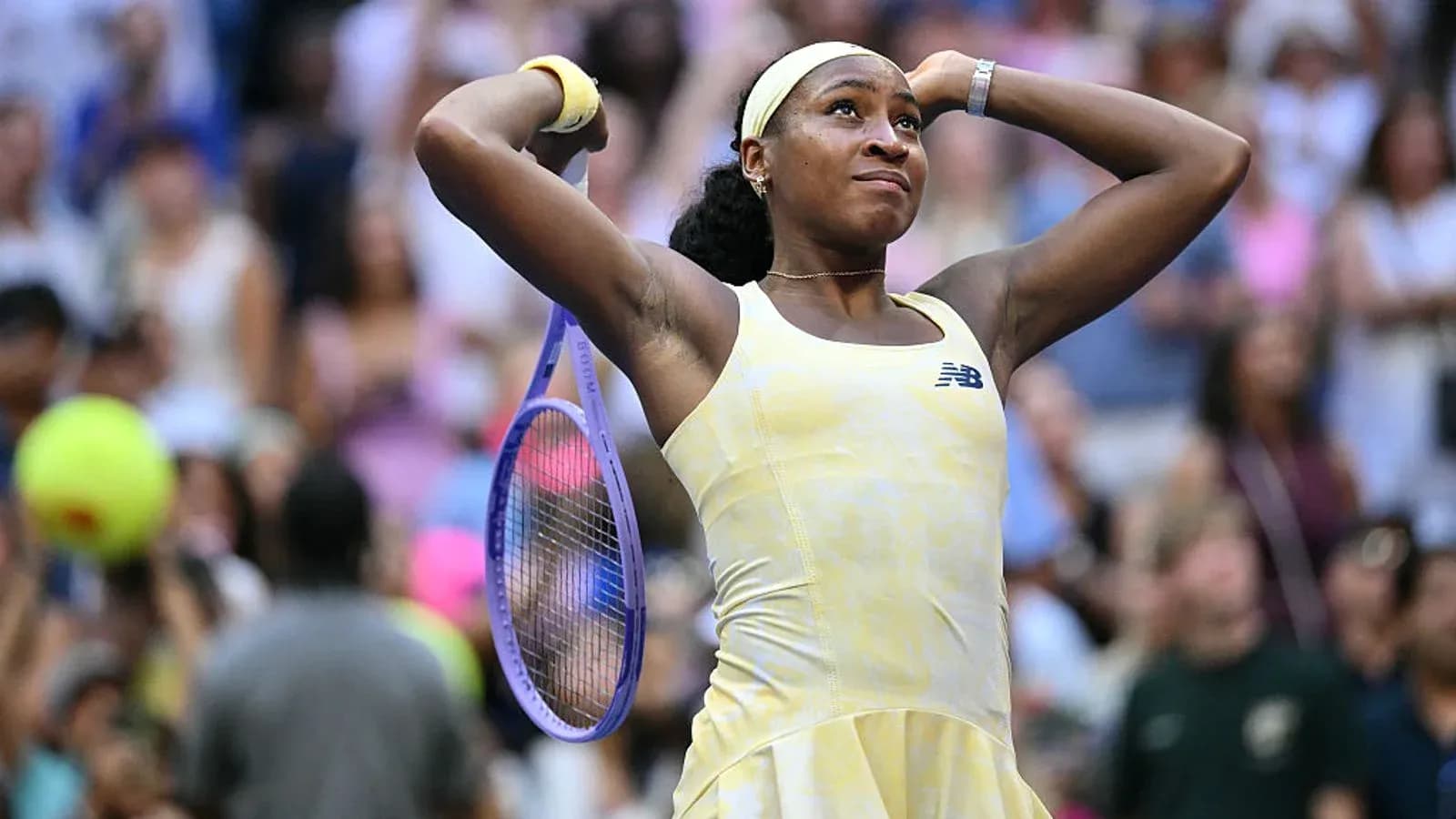 Coco Gauff celebrando con raqueta en mano