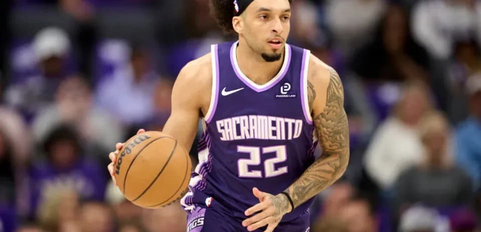 Jugador de baloncesto corriendo con el balón