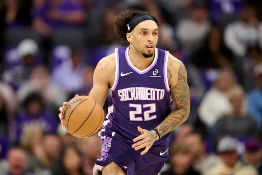 Jugador de baloncesto corriendo con el balón