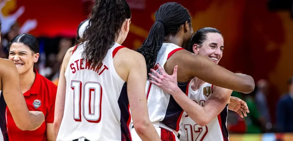 Jugadoras de baloncesto celebrando un logro en equipo
