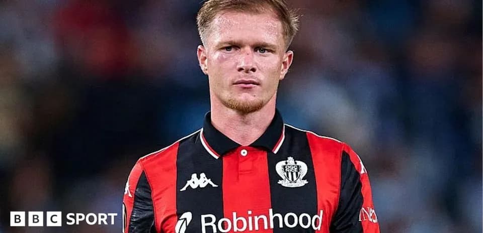 Jugador con camiseta de Newcastle en el campo