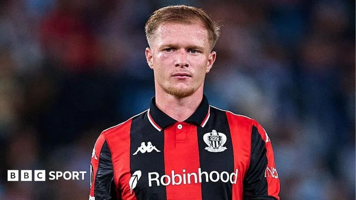 Jugador con camiseta de Newcastle en el campo