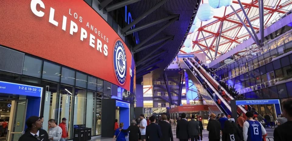 Aficionados entrando al estadio de Los Angeles Clippers
